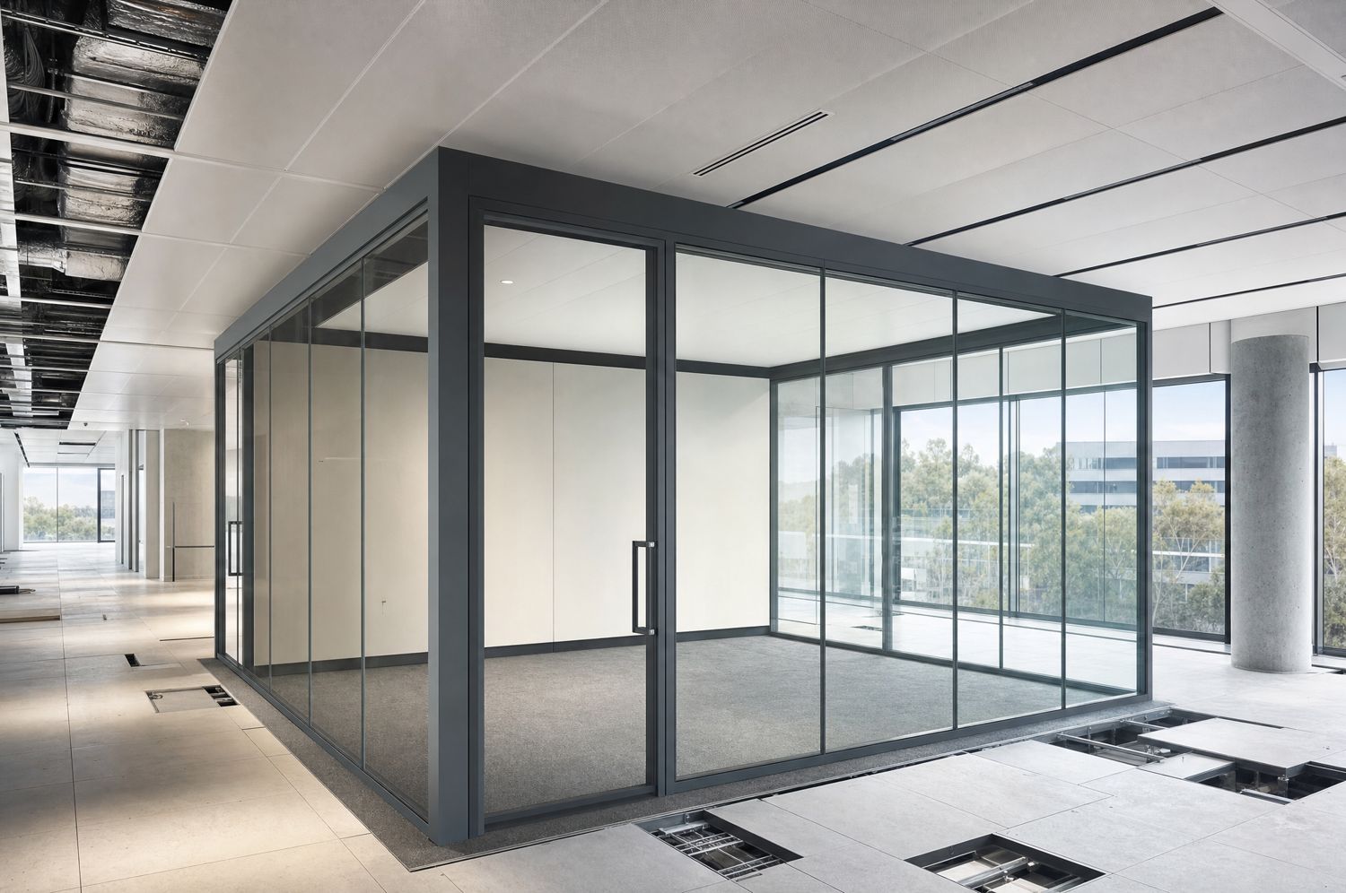 Bürofläche im Ausbau mit Raum-in-Raum-Box, Glastrennwand und Akustikdecke