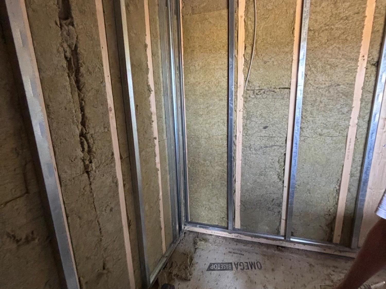 Metallständerwerk im CW/UW-System mit eingelegter Mineralwolldämmung, Bodenprofil gesetzt