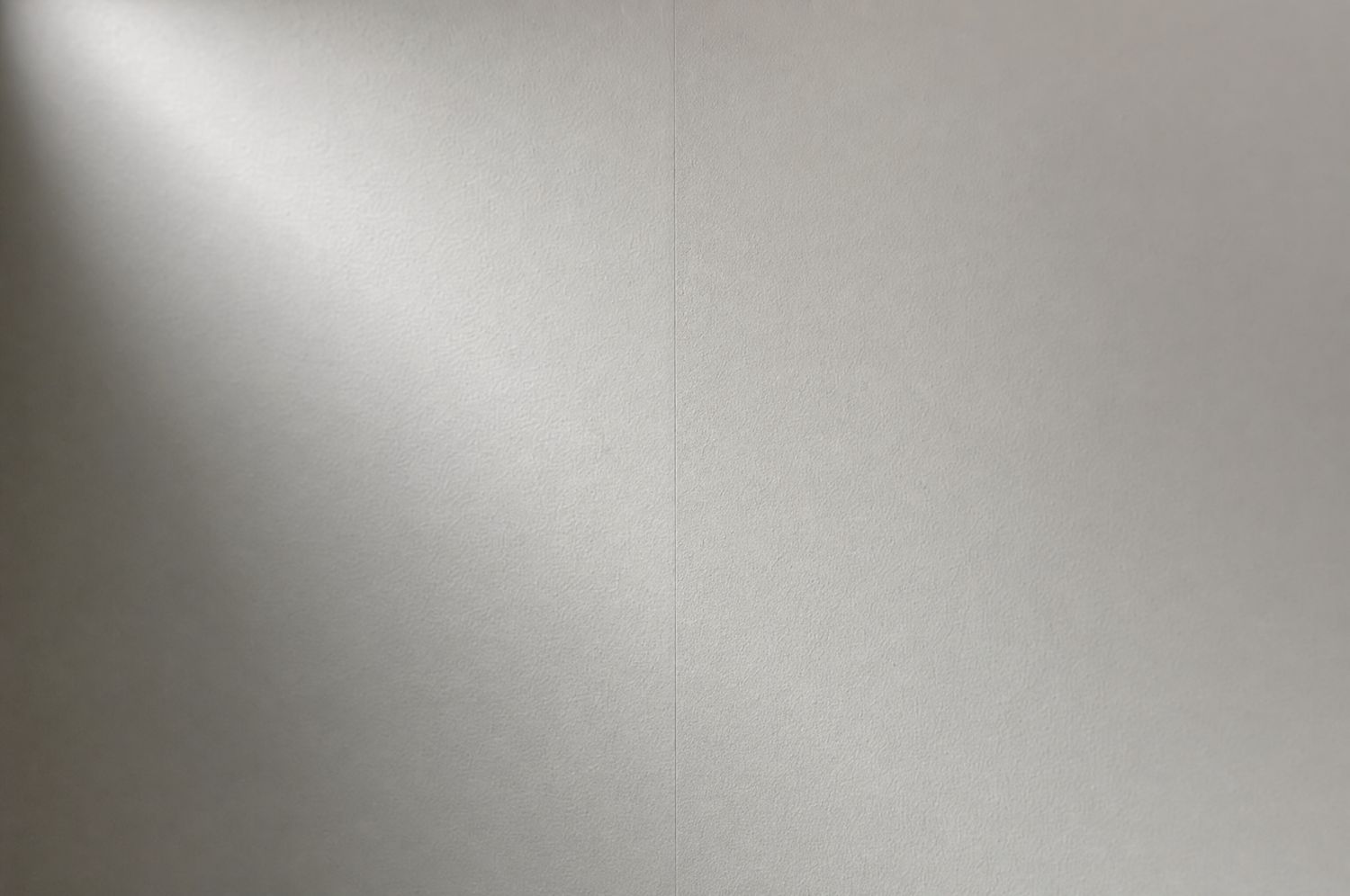 Streiflicht auf einer fertig gespachtelten, vollkommen glatten Wandfläche
